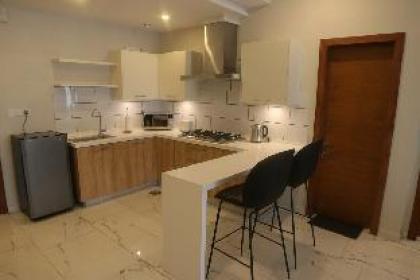 Lovely 1 Bed Deluxe Serviced Apartment - image 5