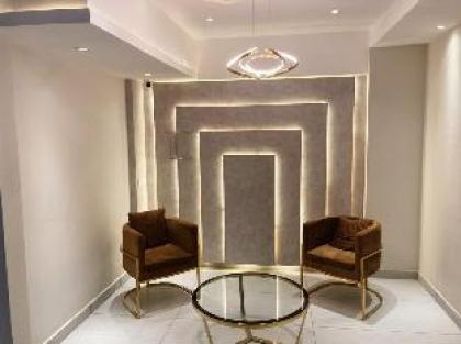 Lovely 1 Bed Deluxe Serviced Apartment - image 9