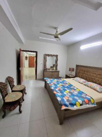Three Bed Attach Bath Hall Kitchen Wifi Parking  - image 12