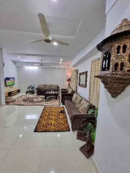 Three Bed Attach Bath Hall Kitchen Wifi Parking  - image 8
