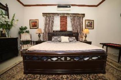Cheerful 2-bedroom portion with onsite parking