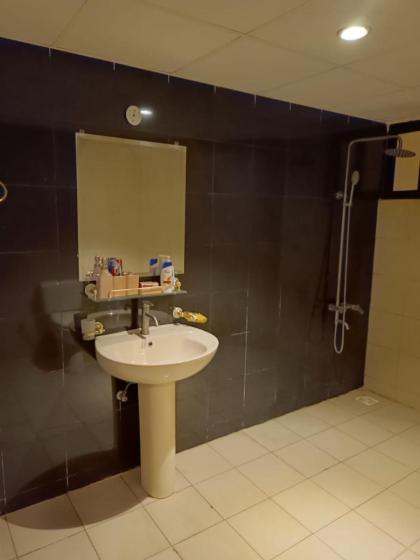 Luxury Three-Bedroom Apartment - image 20