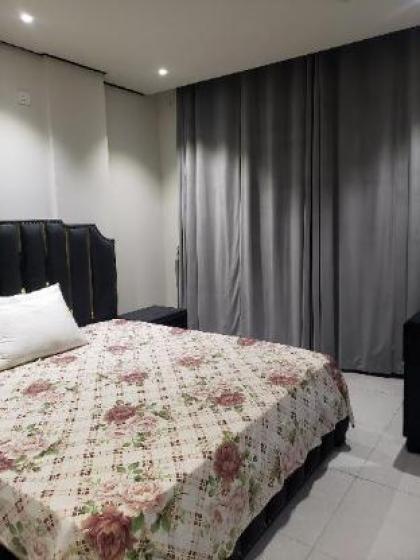 Elegant and welcoming one bed executive suite. - image 3