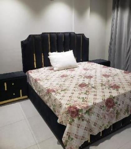 Elegant and welcoming one bed executive suite. - image 4