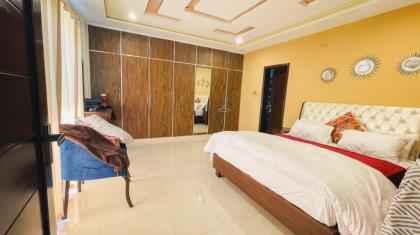 Pine Suite - 2 Bed Service Apartment Murree