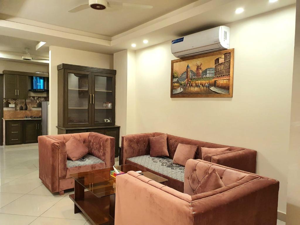 Glorious Vacation Apartments  - image 7