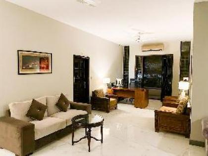 Riviera Courtyard - image 5