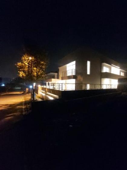 SPACIOUS 7 bedroom house in Islamabsd