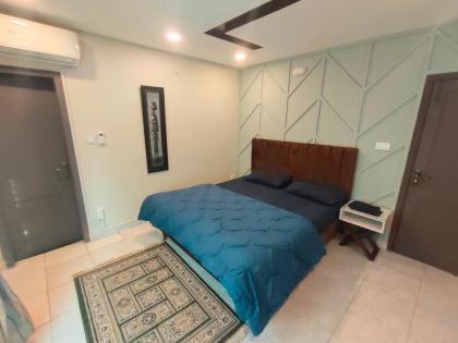 Luxurious & Cozy 1BHK Apartment Wi-FiSmart TV - image 2
