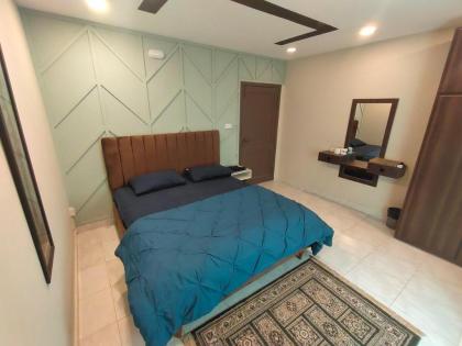 Luxurious & Cozy 1BHK Apartment Wi-FiSmart TV - image 3