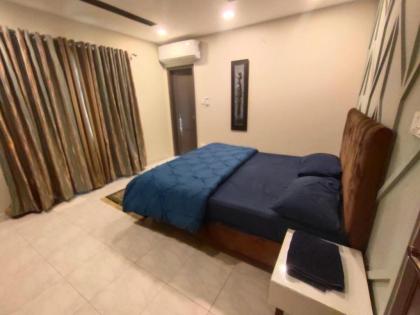 Luxurious & Cozy 1BHK Apartment Wi-FiSmart TV - image 4