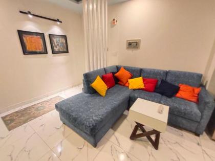 Luxurious & Cozy 1BHK Apartment Wi-FiSmart TV - image 6