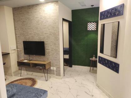 Luxurious & Cozy 1BHK Apartment Wi-FiSmart TV - image 9
