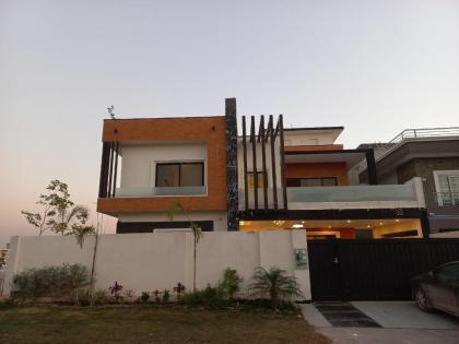 Haven Lodge stylish vacation home for family stay - image 5