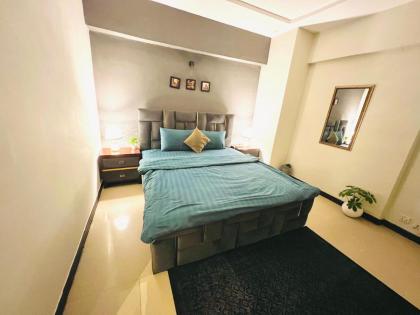 Freddy's Royal Family Apartments - image 3