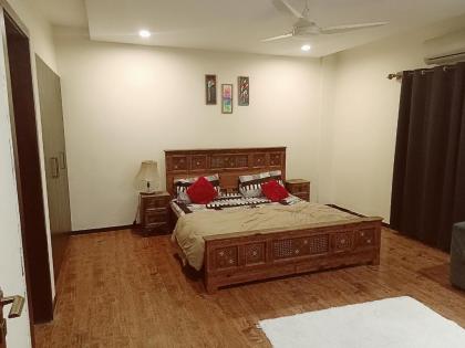 Spacious & Luxurious 1 Bedroom Apartment 