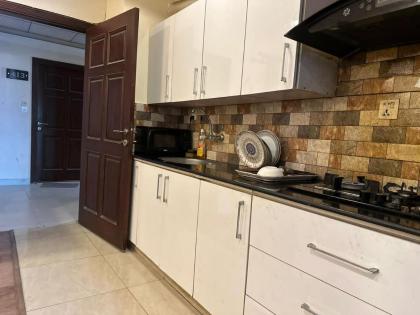 Entire One Bedroom Furnished Apartment - image 25