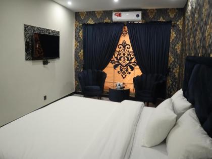 Signature Lodge - image 11