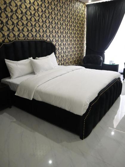 Signature Lodge - image 19