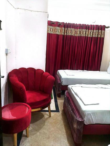 Frank in guest house - image 10