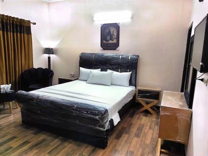 Frank in guest house - image 6