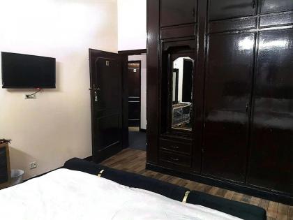 Frank in guest house - image 7