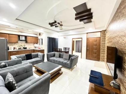 LUXURY 2 Bedroom Apartment Family Residence - image 2