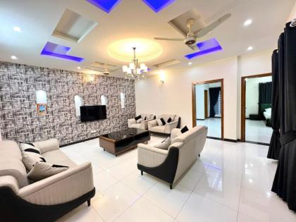 LUXURY 6 Bedroom Holiday Home - image 15