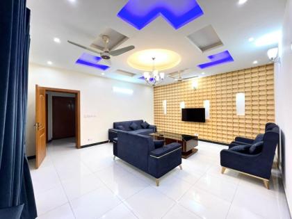 LUXURY 6 Bedroom Holiday Home - image 18