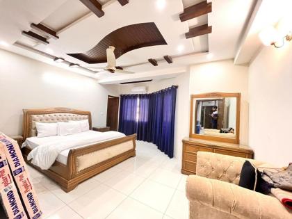 LUXURY 6 Bedroom Holiday Home - image 20