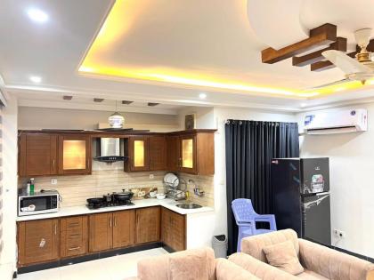 LUXURY 6 Bedroom Holiday Home - image 6