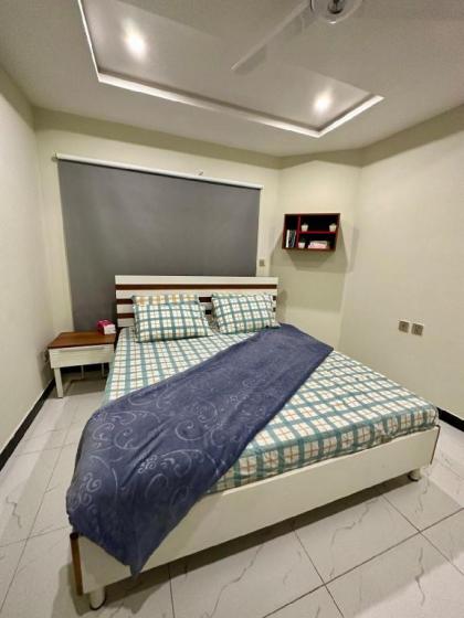 Hustle - Two Bed Appartment with Hall & Kitchen - image 22