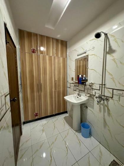 Hustle - Two Bed Appartment with Hall & Kitchen - image 24
