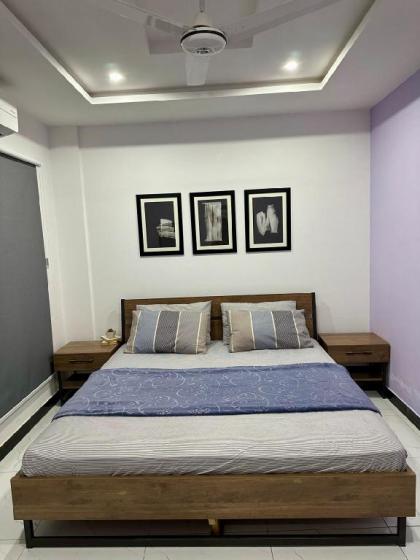 Hustle - Two Bed Appartment with Hall & Kitchen - image 26