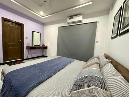 Hustle - Two Bed Appartment with Hall & Kitchen - image 27