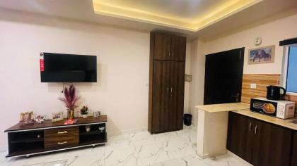 ROYAL EXECUTIVE DELUXE APARTMENt E11 2 - image 9