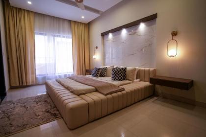 3 Bed Upper Unit w/Rooftop Oasis by Homrise - image 21