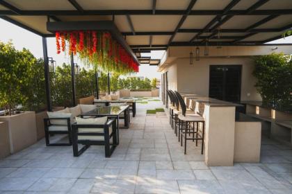 3 Bed Upper Unit w/Rooftop Oasis by Homrise - image 23