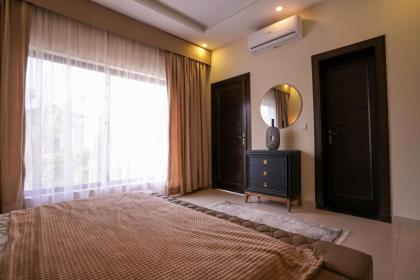 3 Bed Upper Unit w/Rooftop Oasis by Homrise - image 24