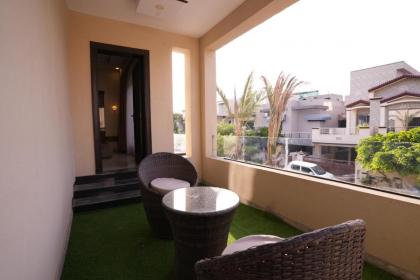 3 Bed Upper Unit w/Rooftop Oasis by Homrise - image 25