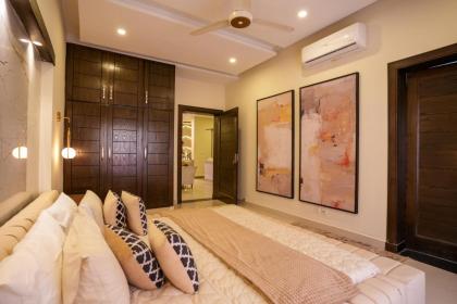 3 Bed Upper Unit w/Rooftop Oasis by Homrise - image 26