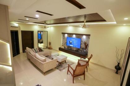 3 Bed Upper Unit w/Rooftop Oasis by Homrise - image 28