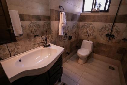 3 Bed Upper Unit w/Rooftop Oasis by Homrise - image 30