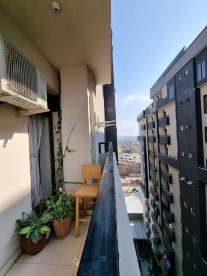 Three Bed Attached Bath Netflix Wifi Smart TV Parking Near Airport - image 10