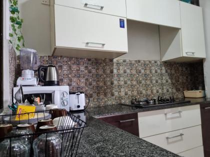 Three Bed Attached Bath Netflix Wifi Smart TV Parking Near Airport - image 12