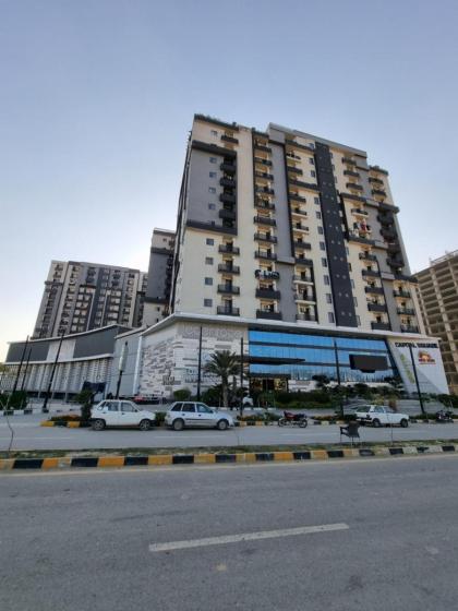 Three Bed Attached Bath Netflix Wifi Smart TV Parking Near Airport - image 13
