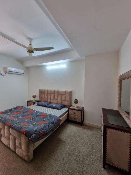 Three Bed Attached Bath Netflix Wifi Smart TV Parking Near Airport - image 15
