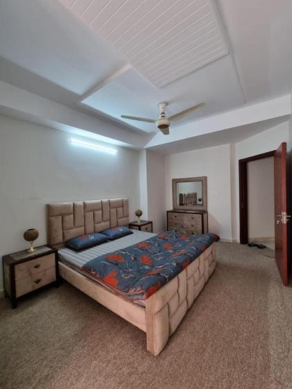 Three Bed Attached Bath Netflix Wifi Smart TV Parking Near Airport - image 2