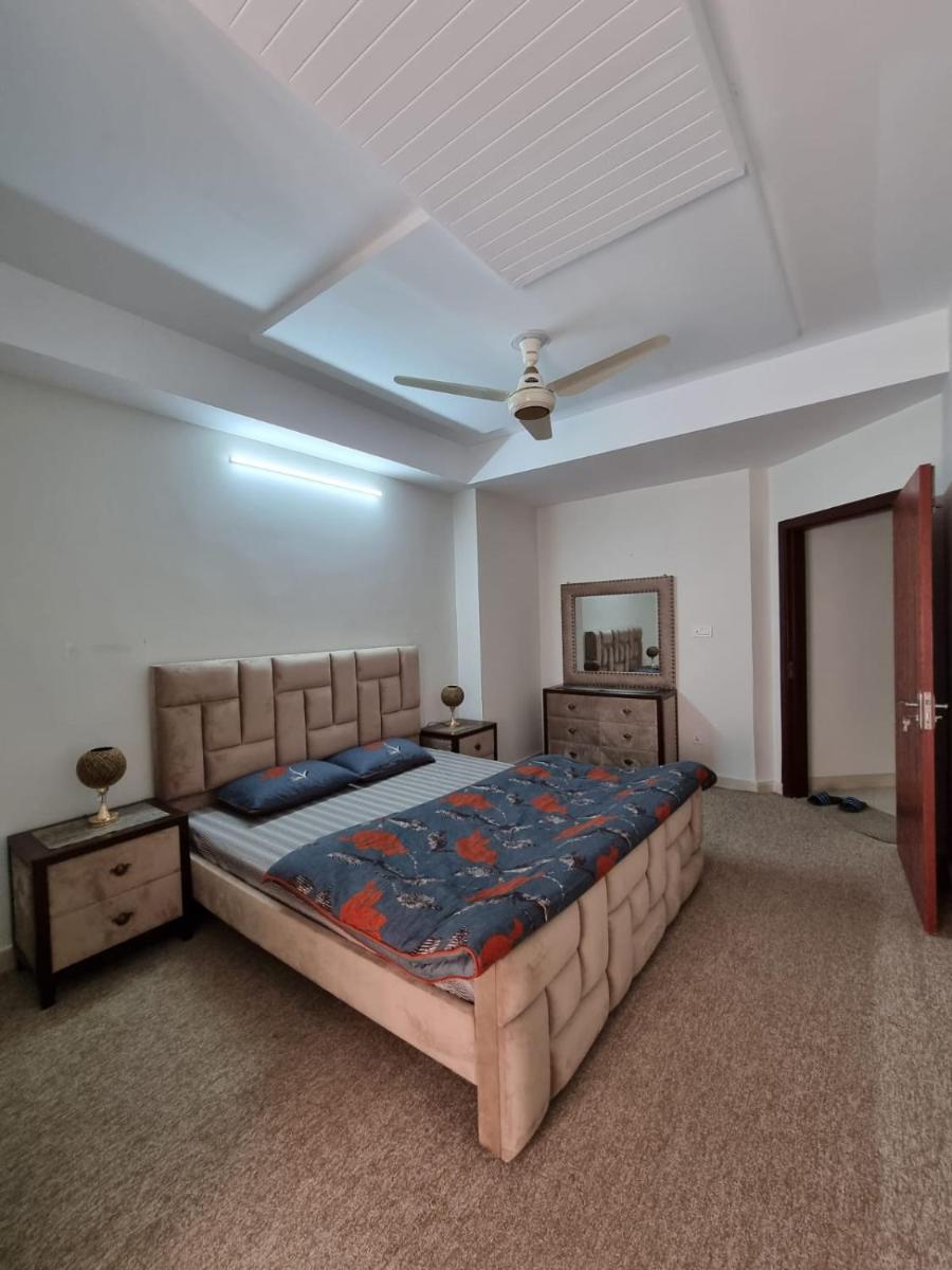 Three Bed Attached Bath Netflix Wifi Smart TV Parking Near Airport - image 2