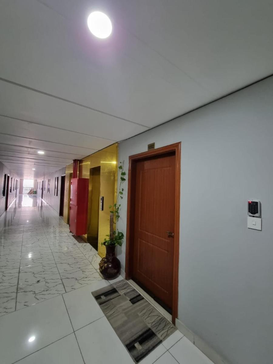 Three Bed Attached Bath Netflix Wifi Smart TV Parking Near Airport - image 4